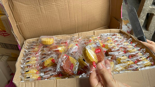 Theo giá niêm yết tại cửa hàng, một chiếc bánh khi bán ra thị trường chỉ có giá 2.500 đồng/chiếc. 