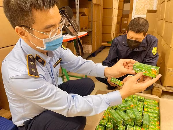 Trước đó, ngày 30/3/2022, Đội QLTT số 1 cũng đã tiến hành kiểm tra đột xuất cơ sở kinh doanh thuốc, thực phẩm chức năng tại 158 Hạ Đình, quận Thanh Xuân, Hà Nội. Tại thời điểm kiểm tra, tại cơ sở kinh doanh đang bày hàng hóa là thực phẩm bổ sung viên sủi Vitamin BEEROCAC+ và hình có dấu hiệu xâm phạm quyền đối với nhãn hiệu đang được bảo hộ theo Đăng ký quốc tế số 932608 của Bayer Consumer Care AG. Đoàn kiểm tra tạm giữ 28.575 hộp thực phẩm bổ sung viên sủi Vitamin BEEROCAC+ và hình để xử lý theo quy định của pháp luật. 