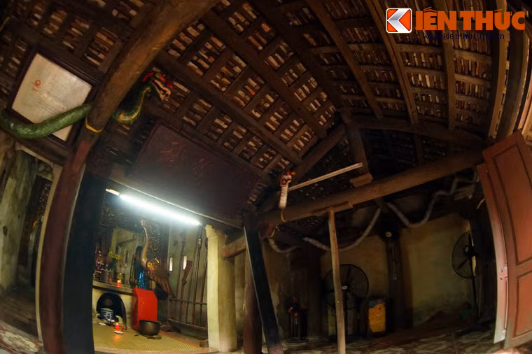 Bái đường có ba gian thờ cộng đồng các quan, là nơi tổ chức các thể thức tế lễ vào ngày lễ hội, giỗ Ngài…