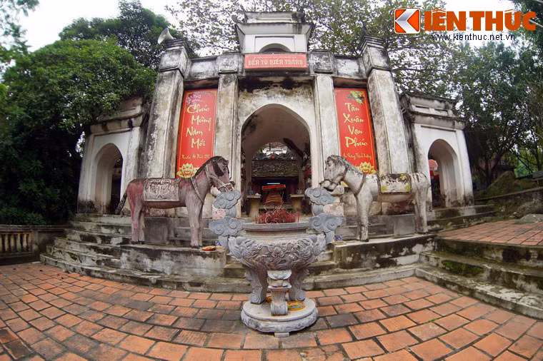 Đền còn có tên gọi là Đền Đệ Nhị hay đền Trung, là một ngôi đền trong hệ thống ba đền của làng Núi hay Sầm Thôn (Đền Độc Cước là đền Thượng, đền Đệ Nhất; Đền Hoàng Minh Tự là đền Đệ Tam hay đền Hạ).