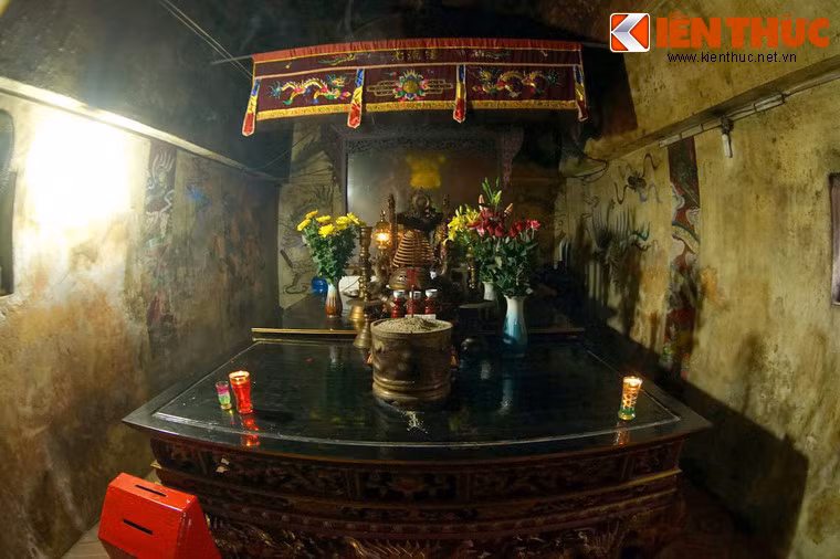 Hậu cung đặt khám thánh vị, sắc phong.