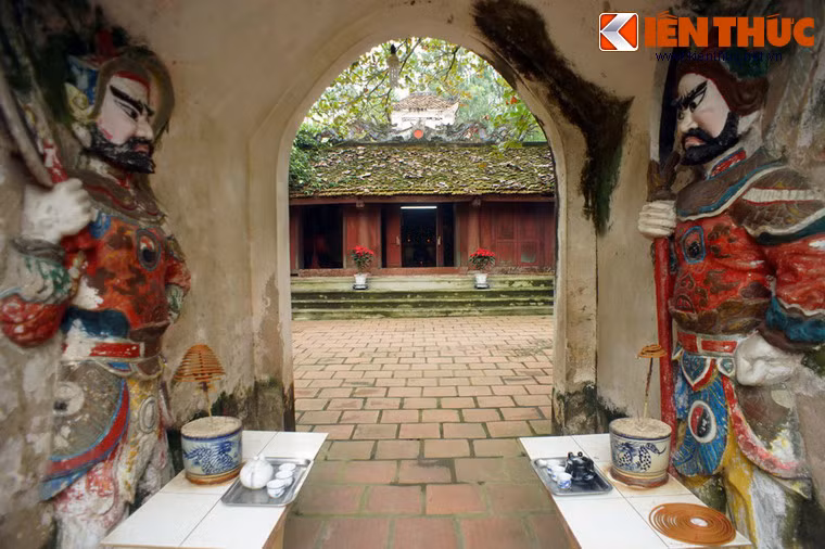 Tương truyền ngôi đền đã có lịch sử trên 800 năm, là nơi thờ Tô Hiến Thành - quan đại thần phụ chính nhà Lý dưới hai triều vua Lý Anh Tông và Lý Cao Tông. Ông là viên quan văn võ song toàn, nổi tiếng là công minh chính trực, được vua phong tước vương mặc dù không phải tôn thất nhà Lý.