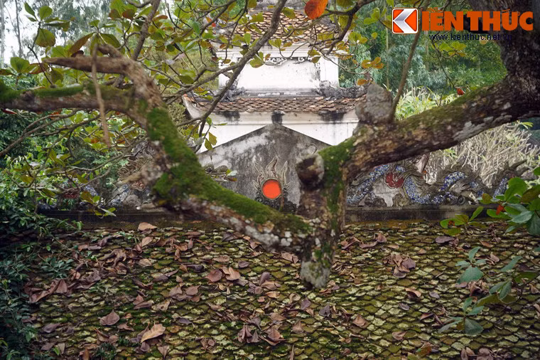 Nét cổ kính, rêu phong của ngôi đền.