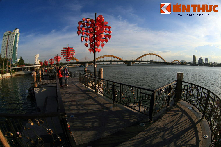 Tuy nhiên, nhà nghiên cứu Sakaya (Trương Văn Món) cho rằng tên gọi "Đà Nẵng" không có nguồn gốc từ tiếng Chăm mà có thể xuất phát từ nhóm ngôn ngữ Môn-Khmer, với từ “Đakdơng” hay “Đà dơng” có nghĩa là con sông. Ảnh: Cầu Tình Yêu trên sông Hàn.