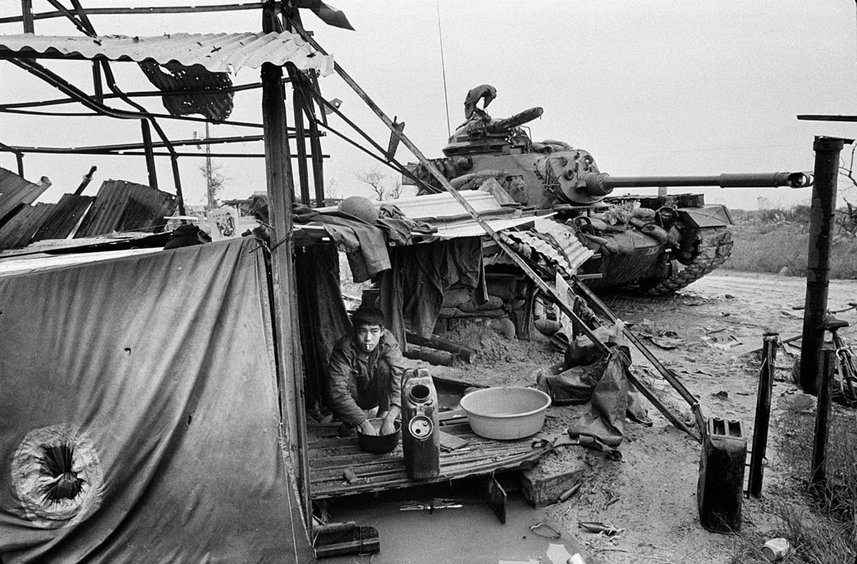 Một người lính Sài Gòn đóng quân gần Quảng Trị đang vo gạo để chuẩn bị nấu cơm, 1972. Ảnh: Magnumphotos.com