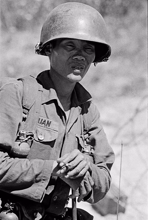 Vẻ hốc hác, mệt mỏi của một binh sĩ Sài Gòn ở Kon Tum. Ảnh: Magnumphotos.com