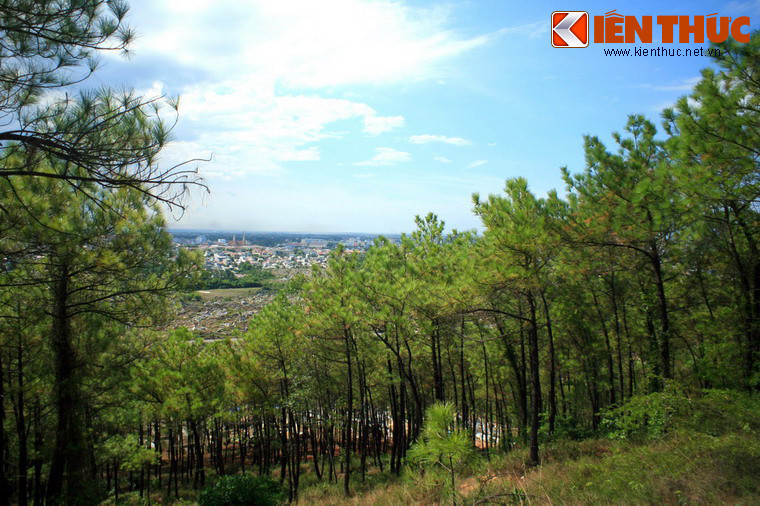 2. Cách trung tâm thành phố Huế 4 km về phía Nam, núi Ngự Bình hay núi Ngự là một thắng cảnh nổi tiếng của kinh thành Huế xưa. Đỉnh ngọn núi này là nơi lý tưởng để có một cái nhìn khác lạ về cảnh sắc của xứ Huế.