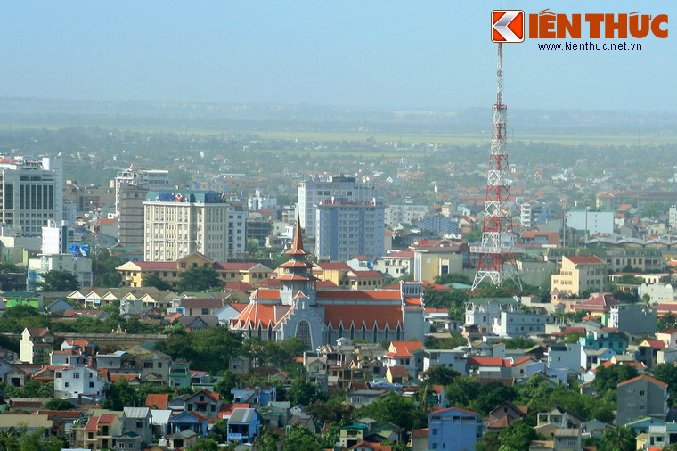 Vẻ nổi bật của nhà thờ Dòng Chúa Cứu Thế, một trong những nhà thờ ấn tượng nhất Việt Nam khi nhìn từ núi Ngự.