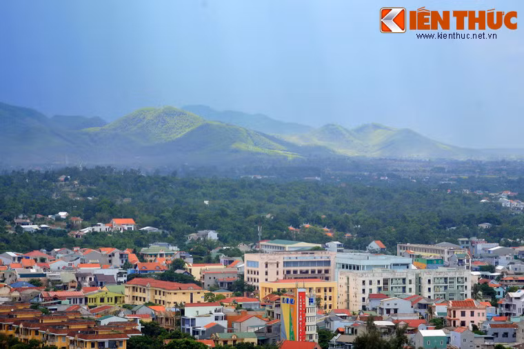 Những dãy núi trùng điệp ở phía Tây kinh thành Huế.