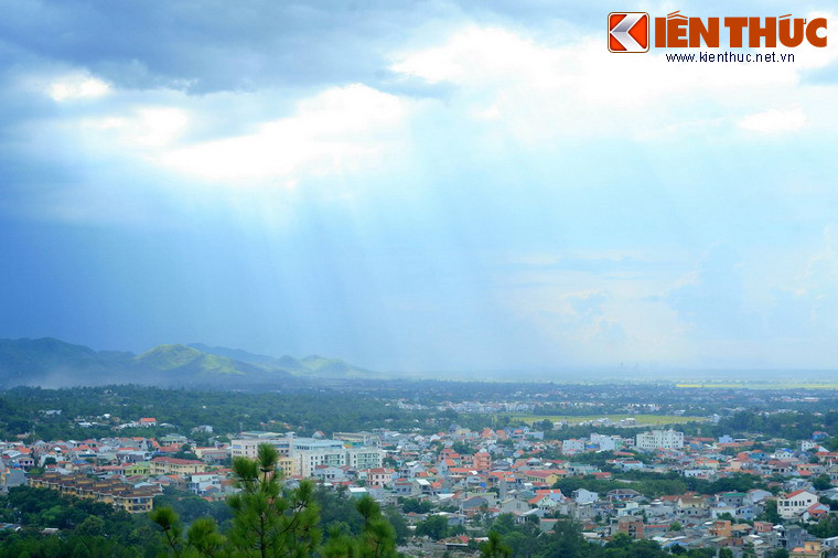 Một góc thành phố Huế khi đứng từ đỉnh núi Ngự về hướng Tây Bắc.