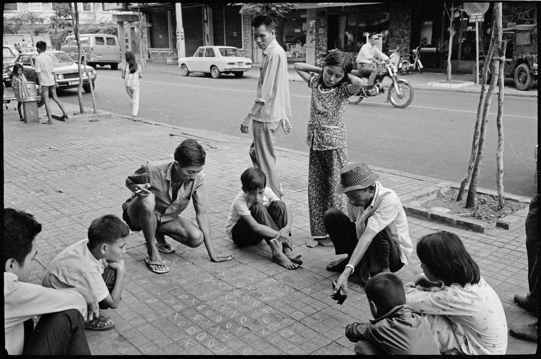 Đánh cờ ca-rô trên vỉa hè. Ảnh: Magnumphotos.com.