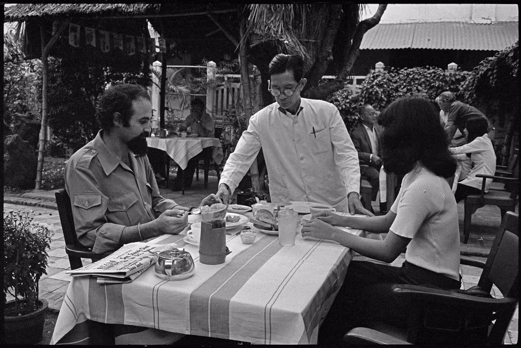 Nhiếp ảnh gia Abbas ăn sáng với bạn gái là cô Trần Thị Kim Oanh trong vườn của khách sạn Continental. Ảnh do phóng viên nổi tiếng Rene Burri chụp. Ảnh: Magnumphotos.com.