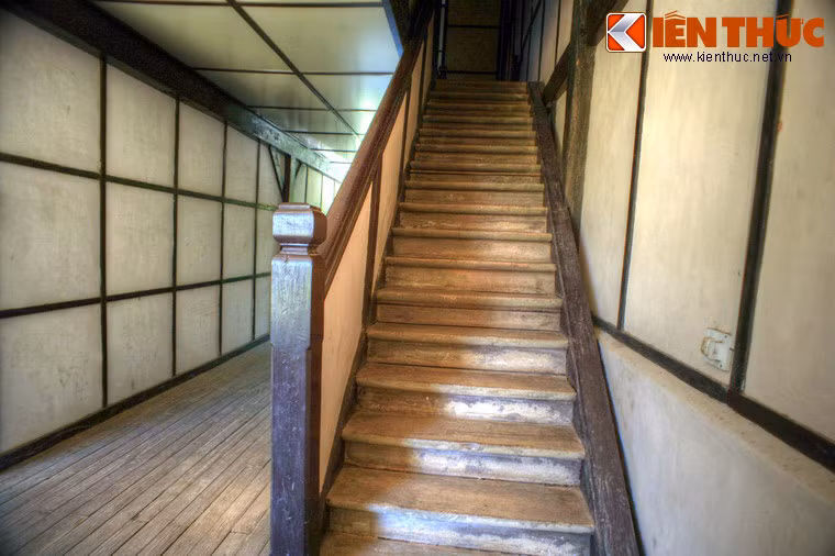 Các cầu thang bên trong Tòa Giám mục Kon Tum cũng làm hoàn toàn bằng gỗ.
