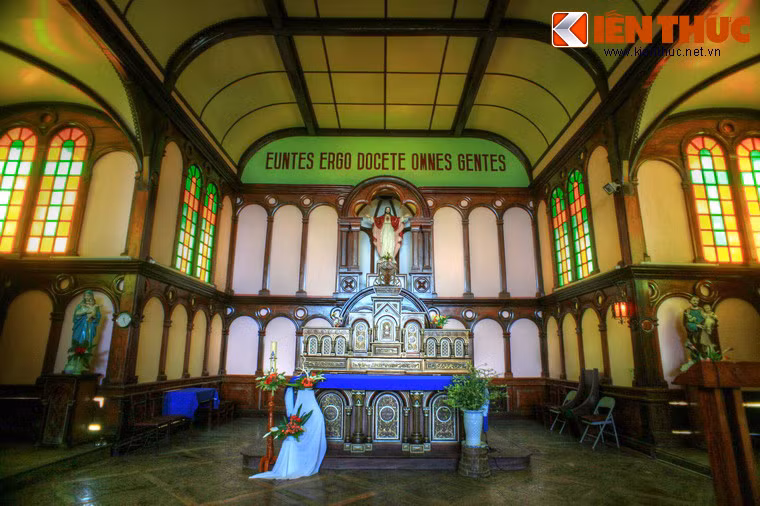 Những ô cửa kính màu khiến không gian trong nhà nguyện trở nên lung linh, huyền ảo.