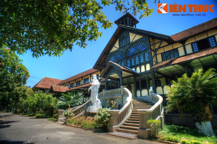 Nét đặc biệt của Tòa Giám mục là trừ hàng trụ dưới sàn nhà làm bằng xi măng cốt thép, còn lại toàn bộ ngôi nhà được xây dựng bằng các loại gỗ quý khai thác ở địa phương.