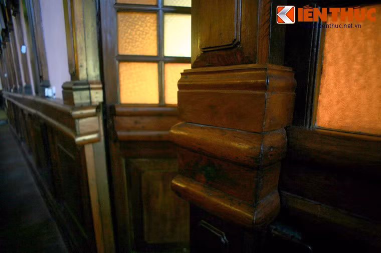 Các chi tiết kiến trúc bằng gỗ trong nhà nguyện.