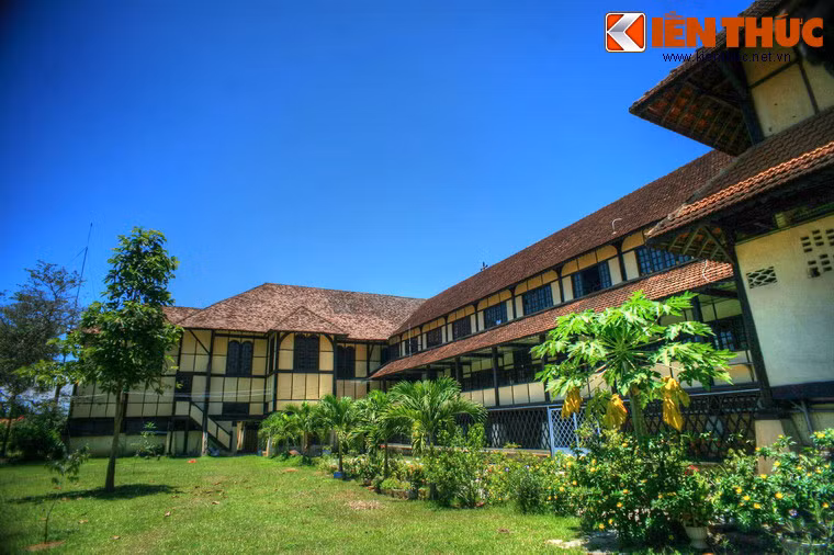 Mặt sau của công trình.