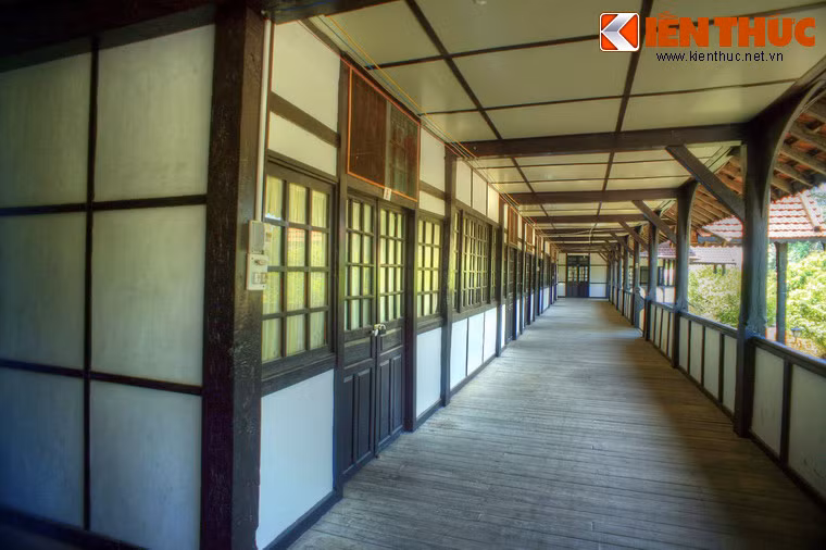 Dãy hành lang bên trong Tòa giám mục.