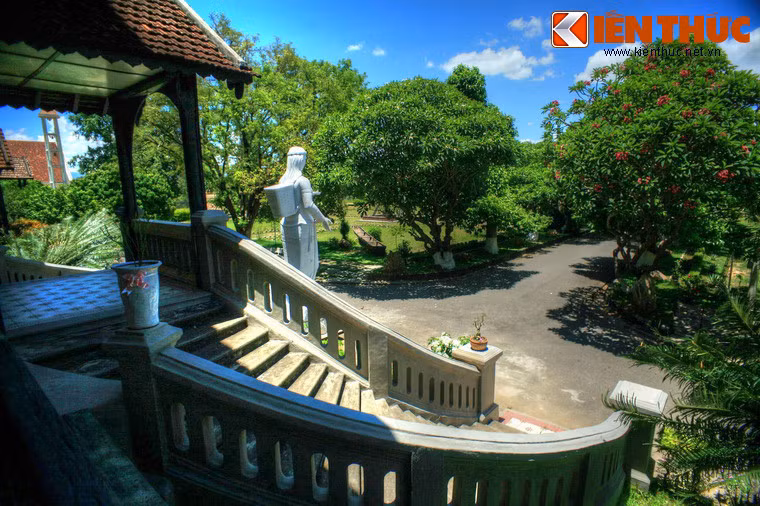 Lối lên là hai cầu thang uốn cong nằm hai bên cổng chính.