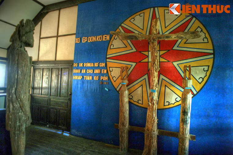 Tầng trên của Tòa Giám mục có một phòng truyền thống trưng bày các hiện vật của đồng bào dân tộc Tây Nguyên gắn với quá trình truyền đạo từ năm 1848 đến nay.