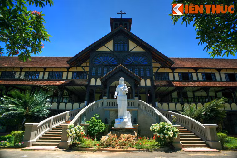 Được xây dựng vào năm 1935, công trình là sự kết hợp hài hòa giữa lối kiến trúc phương Tây với lối kiến trúc dân tộc bản địa truyền thống.