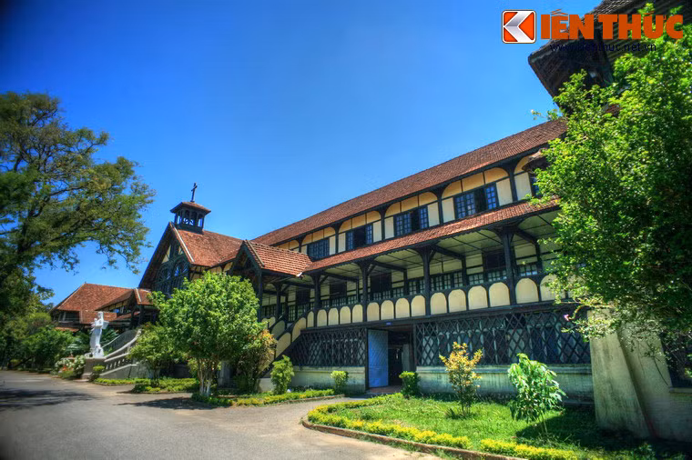 Tòa nhà có kích thước rất đồ sộ với chiều dài 100m, gồm 2 tầng.