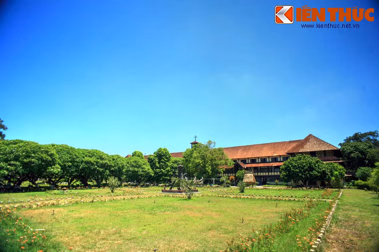 Khuôn viên Tòa Giám mục Kon Tum rất rộng, trồng nhiều loại hoa và cây xanh khác nhau, khiến công trình tách biệt hoàn toàn với phố thị.