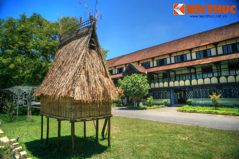 Rải rác trong khuôn viên là các tiểu cảnh tái hiện các giá trị văn hóa vật thể của đồng bào các dân tộc Tây Nguyên như nhà rông...