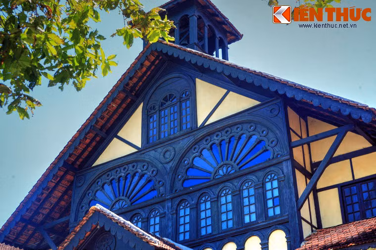 Cận cảnh các họa tiết kiến trúc bằng gỗ ở mặt trước Tòa Giám mục.