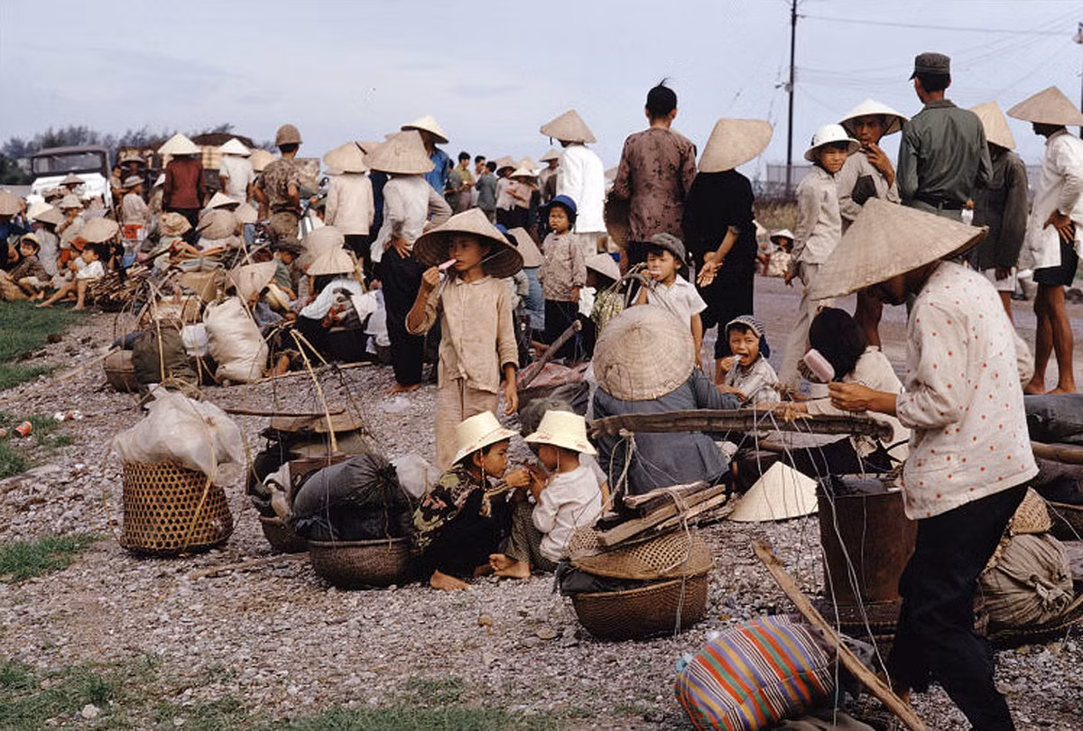 Người tản cư ở Huế, 1972. Ảnh: Magnumphotos.com