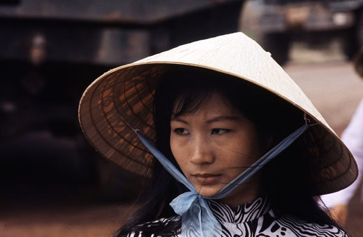 Cô gái Huế bên những chiếc xe bọc thép, 1972. Ảnh: Magnumphotos.com
