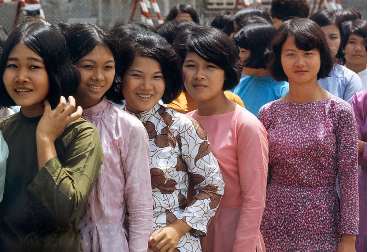 Những người đẹp áo dài trong một buổi lễ do quân đội tổ chức ở Sài Gòn, 1/11/1971. Ảnh: Magnumphotos.com