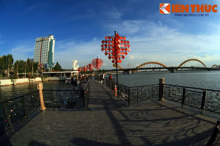 Đây là một cầu cảng nằm trong dự án “Bến du thuyền và Câu lạc bộ thể thao dưới nước”, khánh thành vào tháng 4/2015.