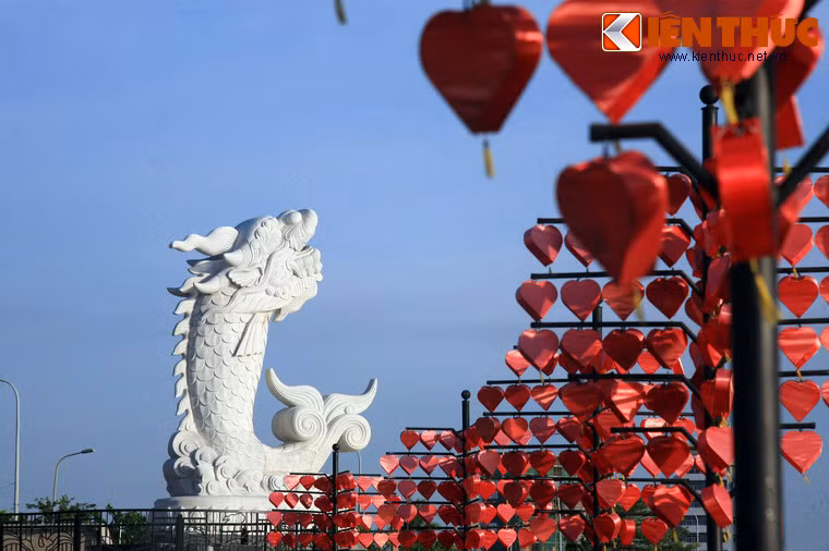 Dọc theo cầu cảng là dãy cột đèn với những chùm đèn trái tim màu đỏ rực rỡ.