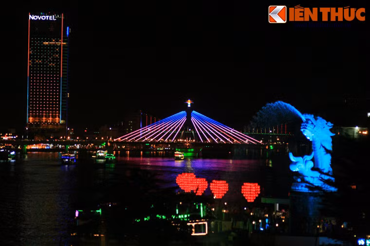 Toàn bộ cầu Tình yêu trở nên lung linh trong buổi tối, khi những ngọn đèn trái tim cùng tượng đài Cá chép hóa rồng được thắp sáng.