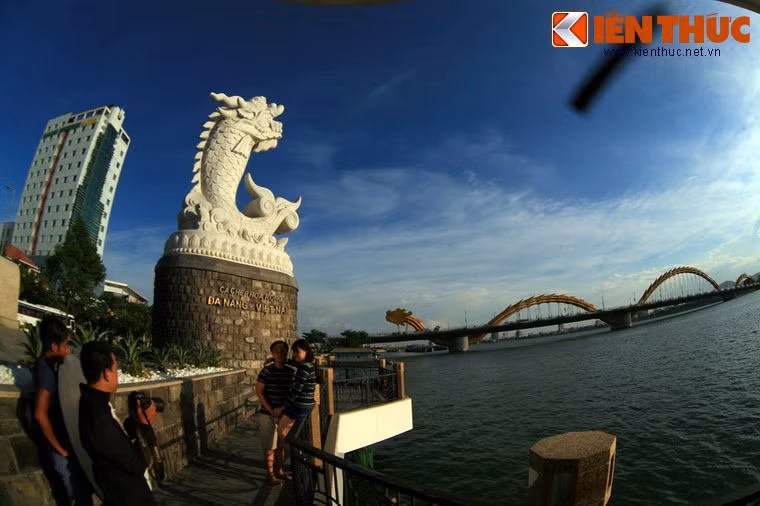 Diện tích cầu Tình yêu khá rộng, đủ sức chứa cả trăm người.