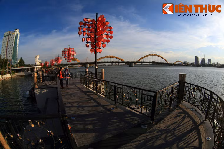 Từ cầu Tình yêu, du khách có thể ngắm nhìn toản cảnh thành phố bên bờ sông Hàn cùng những cây cầu độc đáo làm nên thương hiệu Đà Nẵng.