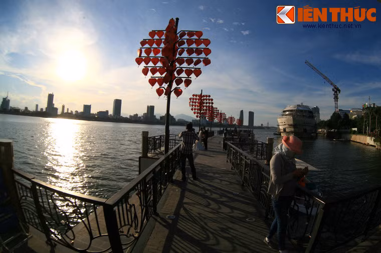 Với khung cảnh vô cùng lãng mạn, cầu Tình yêu sẽ là địa điểm không thể bỏ qua của các bạn trẻ trong dịp lễ Valentine ở Đà Nẵng.