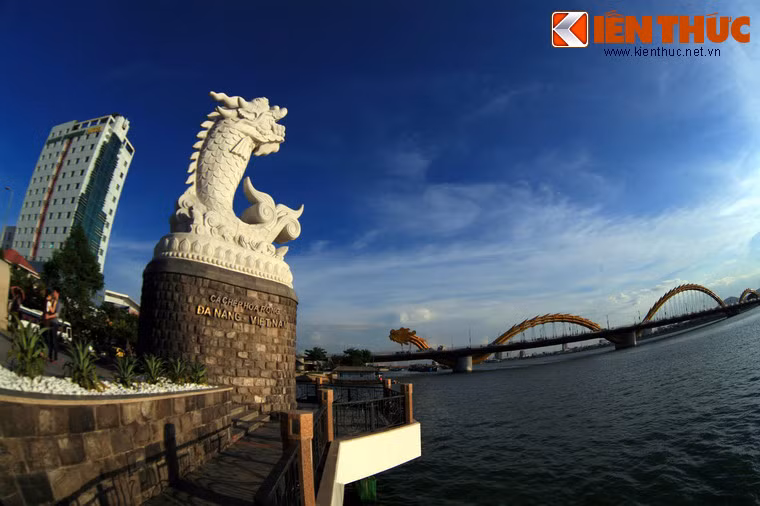 Đầu cầu có tượng đài Cá chép hóa rồng, biểu tượng cho ước mơ vươn cao, bay xa của người dân Đà Nẵng.