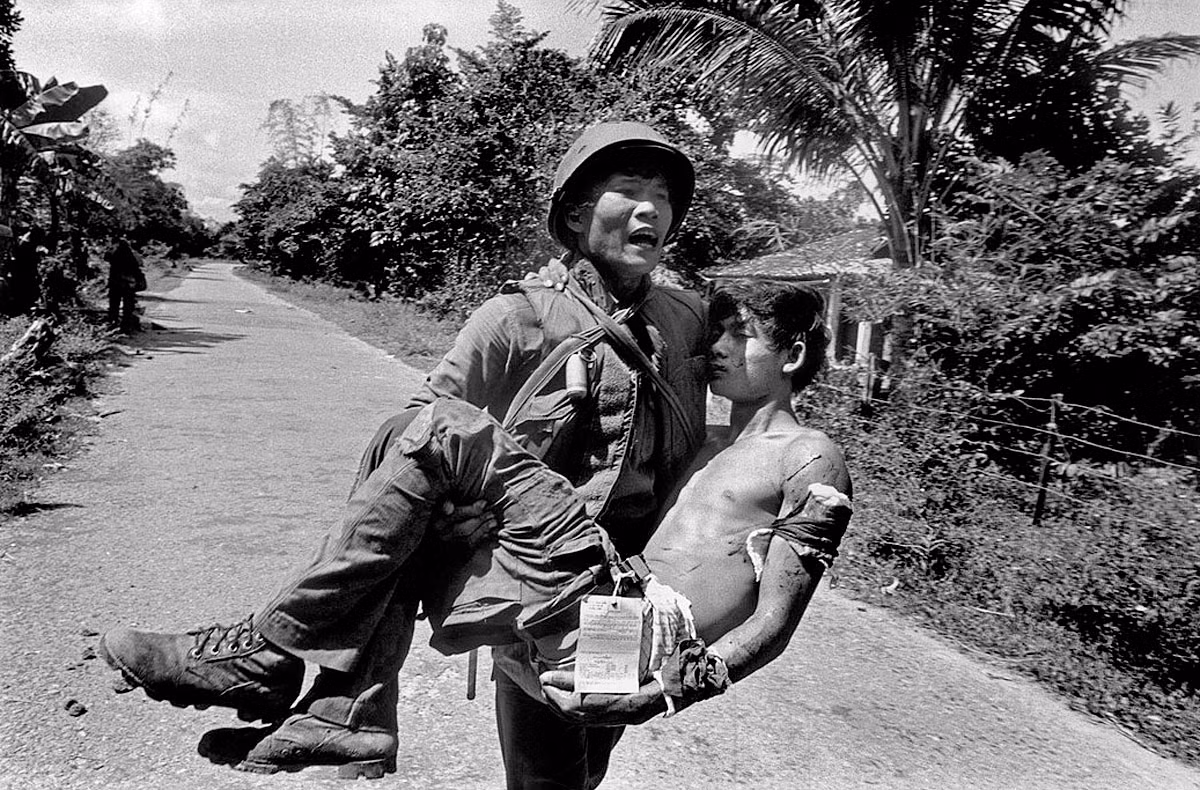 Di chuyển thương binh về nơi tập kết. Ảnh: Magnumphotos.com