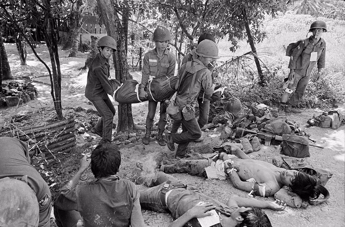 Một điểm tập kết thương binh và tử thi của quân Sài Gòn gần Quốc lộ 13. Ảnh: Magnumphotos.com