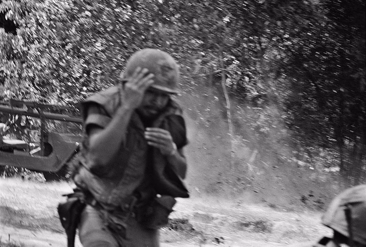 Vẻ hoảng hốt của một sĩ quan Sài Gòn khi đơn vị của mình bị tập kích, gần quốc lộ 13. Ảnh: Magnumphotos.com