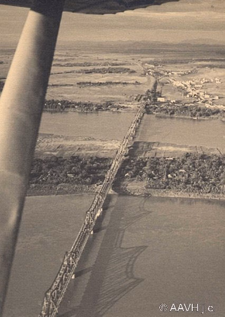 Cầu Paul Doumer hay cầu Long Biên năm 1932. Ảnh: Aavh.org