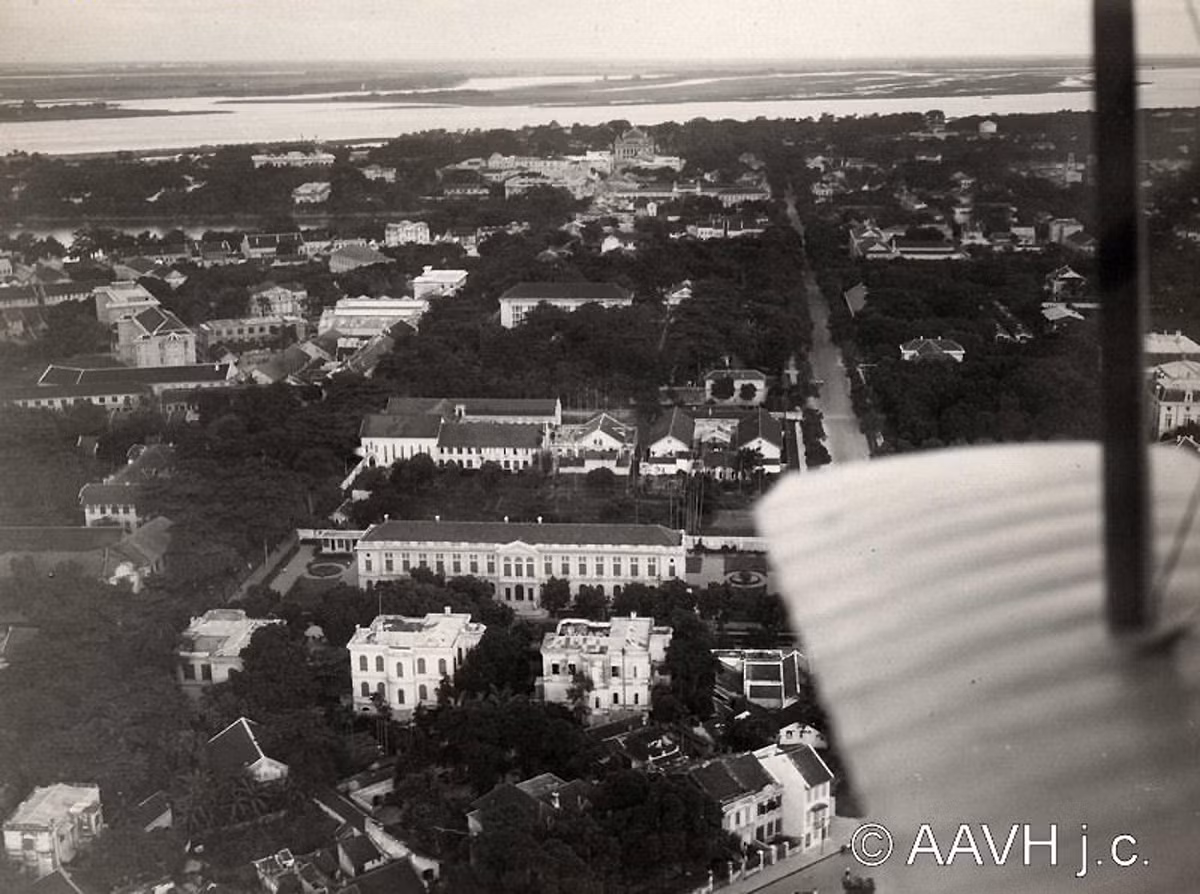 Các dinh thự ở khu người Âu, 1930. Trục đường bên phải là đại lộ Rollandes, nay là đường Hai Bà Trưng. Ảnh: Aavh.org