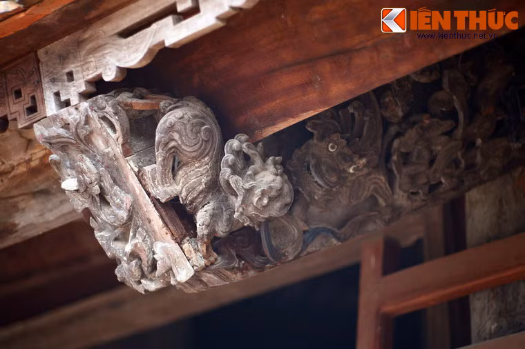 Các đầu bảy hiên trước tòa đại đình được chạm khắc rất công phu với hình tượng rồng, mây cùng nhiều loại linh vật khác nhau.