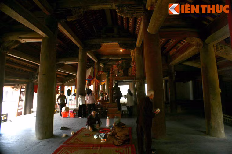 Về kết cấu bên trong, các bộ vì của nhà đại đình làm theo kiểu thượng chồng rường, giá chiêng, kẻ bẩy, trên sáu hàng cột to bằng gỗ lim sơn màu cánh gián, trong đó có nhiều cột chu vi gần 2m.