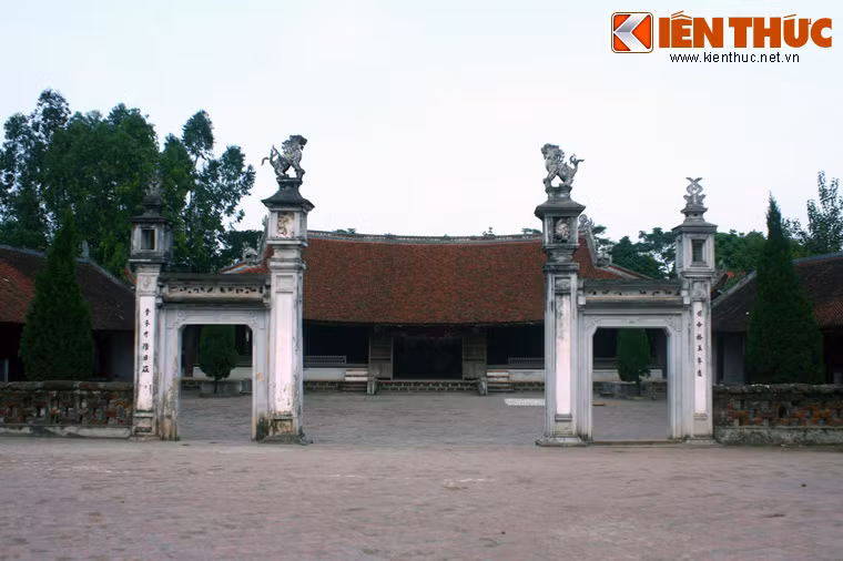 Theo các nhà sử học, đình Mông Phụ được xây dựng vào thời kỳ Hậu Lê (thế kỷ 14), dưới thời vua Lê Thần Tông. Đình là nơi thờ Tản Viên Sơn Thánh vị đứng đầu trong tứ bất tử của người Việt làm Thành hoàng làng. Đến đời vua Tự Đức thứ 12 (1859), đình được mở rộng và giữ nguyên trạng kiến trúc từ khi đó đến nay.