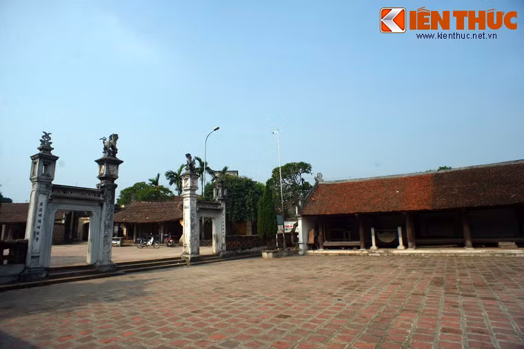 Nghi môn (cổng chính) của đình gồm bốn trụ vuông xây gạch, hai trụ lớn và hai trụ nhỏ, bốn đầu trụ tạo tác lồng đền hình vuông có chạm nổi tứ linh, trên đỉnh hai trụ lớn có hai con sư tử ngồi nhìn ra phía giữa, đỉnh hai trụ nhỏ đội hai bình hoa. Ba mặt trụ có các câu đối chữ Hán chạm nổi.