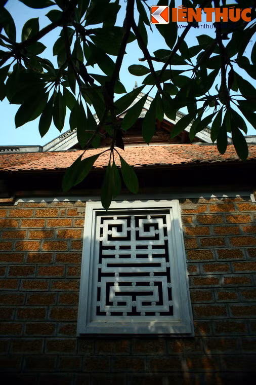 Vách tường ngoài của hậu cung, hàng rào và một số công trình khác của của đình Mông Phụ được làm bằng đá ong.