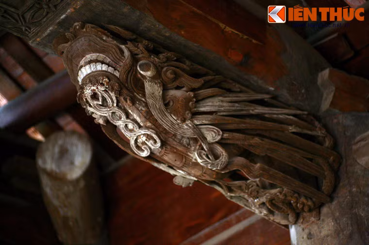 Những đầu dư của các xà ở gian chính và những kẻ hiên là những trọng điểm để trang trí bức bức phù điêu gỗ được chạm nổi, chạm lộng hoặc chạm ren.